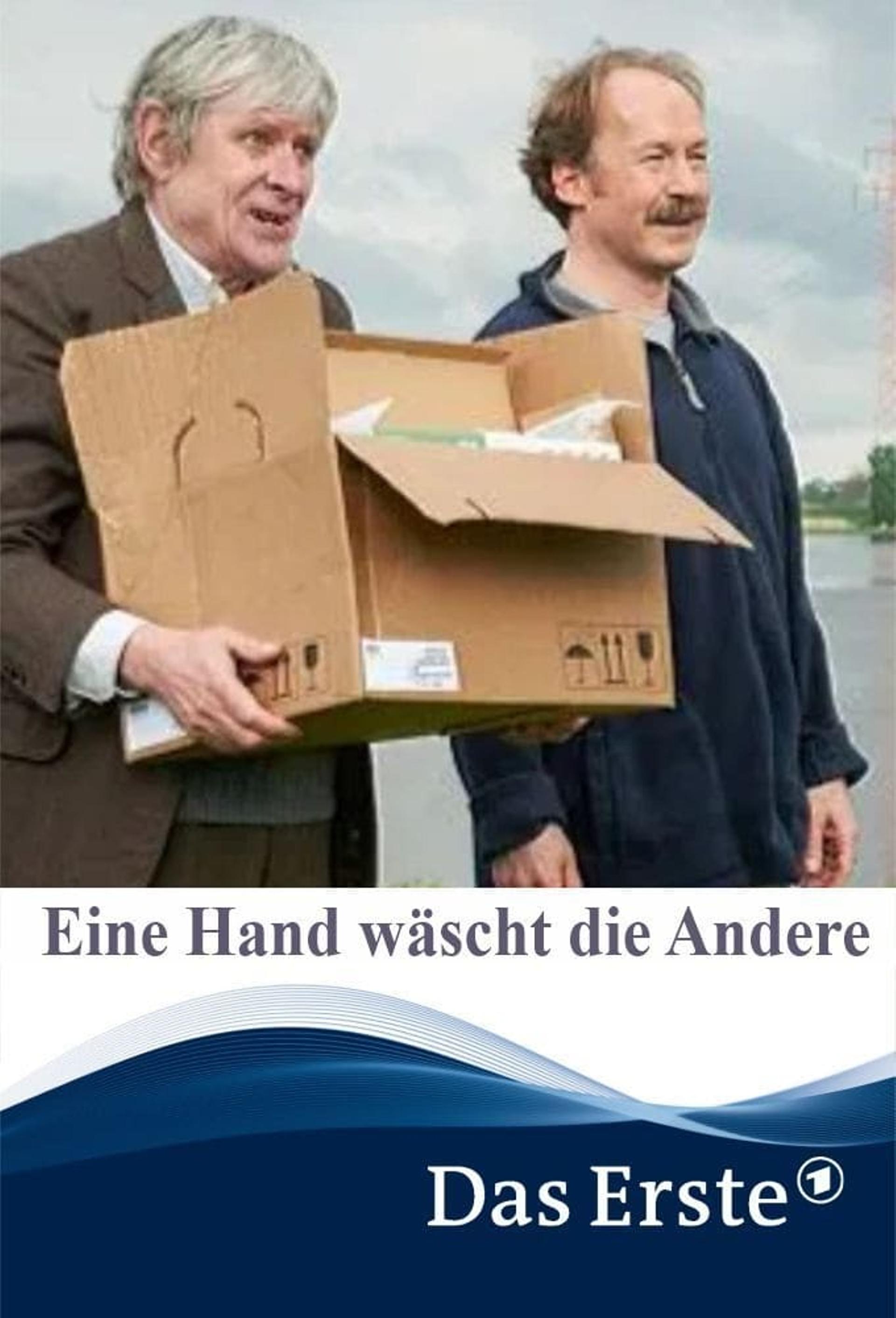 Eine Hand wäscht die Andere